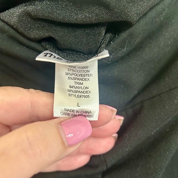 Bundle of 2 pairs of black leggings. One is size  xL and other is large - Picture 5 of 6